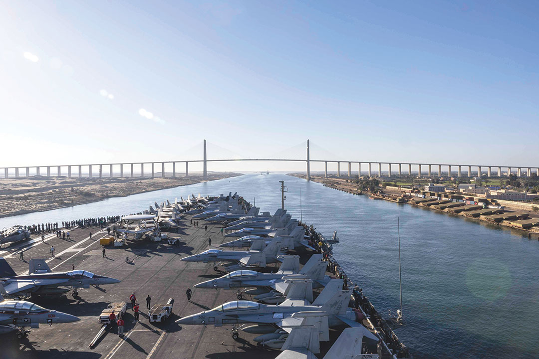 Авианосец ВМС США «USS Harry S. Truman» проходит через Суэцкий канал в декабре 2024 г., чтобы поддержать безопасность на море и стабильность на Ближнем Востоке.  ВМС США
